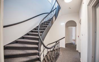 Trap en gang in kantoorpand op Westeinde 14-16, Amsterdam Centrum. Ideale ruimte voor huurders die kantoorruimte willen huren.