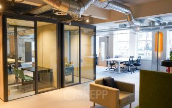 Ruime kantoorruimte op Weesperplein 4b in Amsterdam Centrum met moderne glazen vergaderruimtes, open werkplekken en veel natuurlijk licht. Ideaal voor wie kantoorruimte wil huren in een eigentijdse omgeving.
