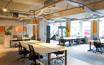 Modern kantoorpand op Weesperplein 4b in Amsterdam Centrum met ruime werkplekken en veel natuurlijk licht. Ideaal voor kantoorruimte huren met flexibele indeling en handige voorzieningen.
