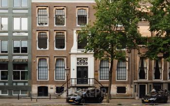 Traditioneel kantoorpand aan de Herengracht 471, Amsterdam Centrum. Gelegen langs de gracht, met een historische gevel en moderne aangrenzende kantoren.