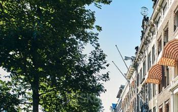Straatbeeld van de Herengracht in Amsterdam Centrum met typische grachtenpand gevels. Geschikt voor kantoorpand, ideaal voor kantoorruimte huren.
