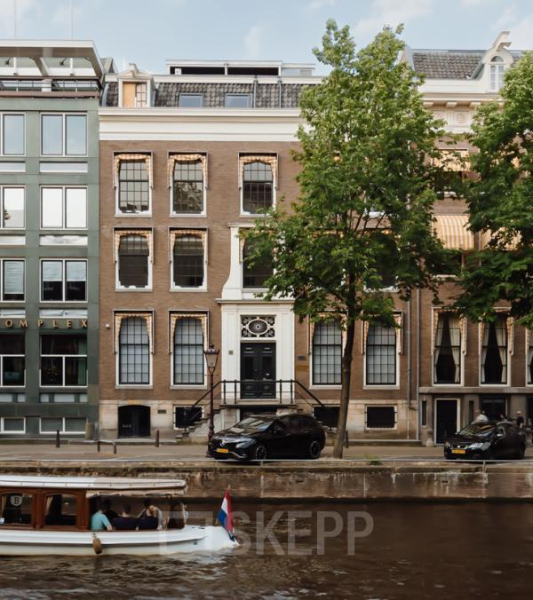 Traditioneel kantoorpand aan de Herengracht 471, Amsterdam Centrum. Gelegen langs de gracht, met een historische gevel en moderne aangrenzende kantoren.