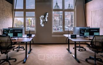Kantoorruimte huren op Stationsplein 9, Amsterdam Centrum. Werkplekken met uitzicht op historische gebouwen en de stad.