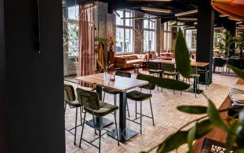Moderne kantoorruimte huren op Stationsplein 9, Amsterdam Centrum, met diverse zitmogelijkheden en grote ramen.