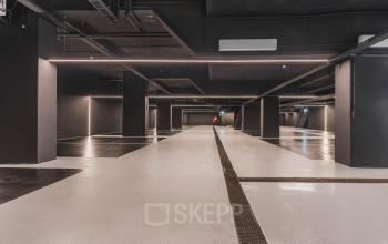 Moderne ondergrondse parkeergarage van kantoorpand Weesperstraat 107-121 in Amsterdam Centrum, geschikt voor huur. Strakke lijnen en eigentijds ontwerp accentueren de functionele ruimte.