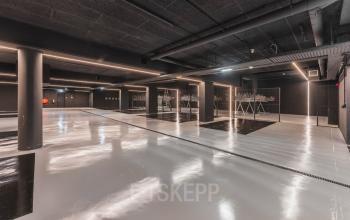 Kantoorpand aan de Weesperstraat 107-121 in Amsterdam Centrum met ruime, moderne parkeergelegenheid. Strakke afwerking en veel open ruimte voor optimaal gebruik. Perfect voor bedrijven die kantoorruimte willen huren.