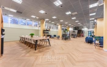 Ruime kantoorruimte in Amsterdam Centrum, gelegen aan Weesperstraat 107-121. Moderne open indeling met houten vloer, vergadertafel en flexibele zitplekken. Ideaal voor creatieve en zakelijke activiteiten.