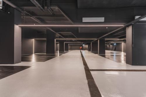 Moderne ondergrondse parkeergarage van kantoorpand Weesperstraat 107-121 in Amsterdam Centrum, geschikt voor huur. Strakke lijnen en eigentijds ontwerp accentueren de functionele ruimte.