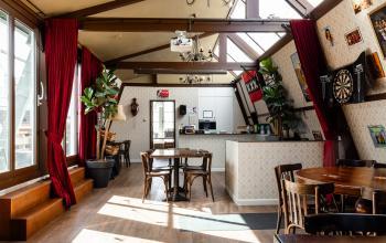 Lichte en ruime kantoorruimte met houten meubels en planten, ideaal voor creatief werken en ontspannen op Rokin 46-1 in Amsterdam Centrum.