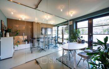 Moderne kantoorruimte huren in Amsterdam Centrum met glazen wanden, natuurlijke lichtinval en stijlvolle inrichting. Groenmarktkade 5-H biedt een inspirerende werkomgeving met groen uitzicht.