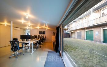 Kantoorruimte huren bij Groenmarktkade 5-H, Amsterdam Centrum met moderne, lichte werkruimtes. Uitgerust met bureaus en stoelen, ideaal voor zakelijke activiteiten. Geschikt voor bedrijven die een inspirerende werkomgeving zoeken.