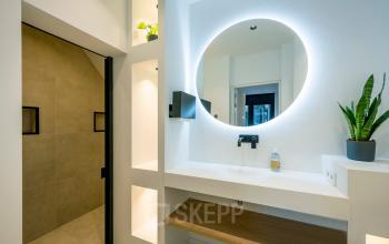 Moderne kantoorruimte huren aan de Groenmarktkade 5-H in Amsterdam Centrum met stijlvolle verlichting en eigentijdse accenten.