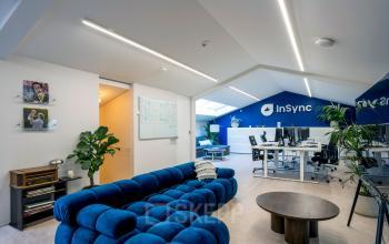 Moderne kantoorruimte te huren op Groenmarktkade 5-H, Amsterdam Centrum, met een stijlvolle inrichting, comfortabele zitgedeelte en werkplekken. Ideaal voor productief werken met ruimte voor creatieve brainstormsessies.