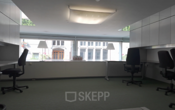 Lichte kantoorruimte aan Kerkstraat 204 in Amsterdam Centrum met grote ramen en meerdere bureaus. Ideaal voor huren.