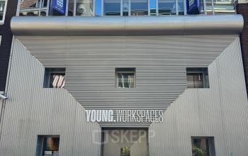 Modern kantoorpand aan de Kerkstraat 204 in Amsterdam Centrum met fietsen voor de ingang. Perfect voor bedrijven die kantoorruimte willen huren in een bruisende omgeving.