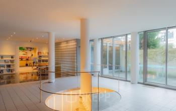 Moderne kantoorruimte huren op Kerkstraat 204 in Amsterdam Centrum, met veel lichtinval en strakke glazen wanden. Open indeling zonder werknemers aanwezig, ideaal voor creatieve werkplekken.