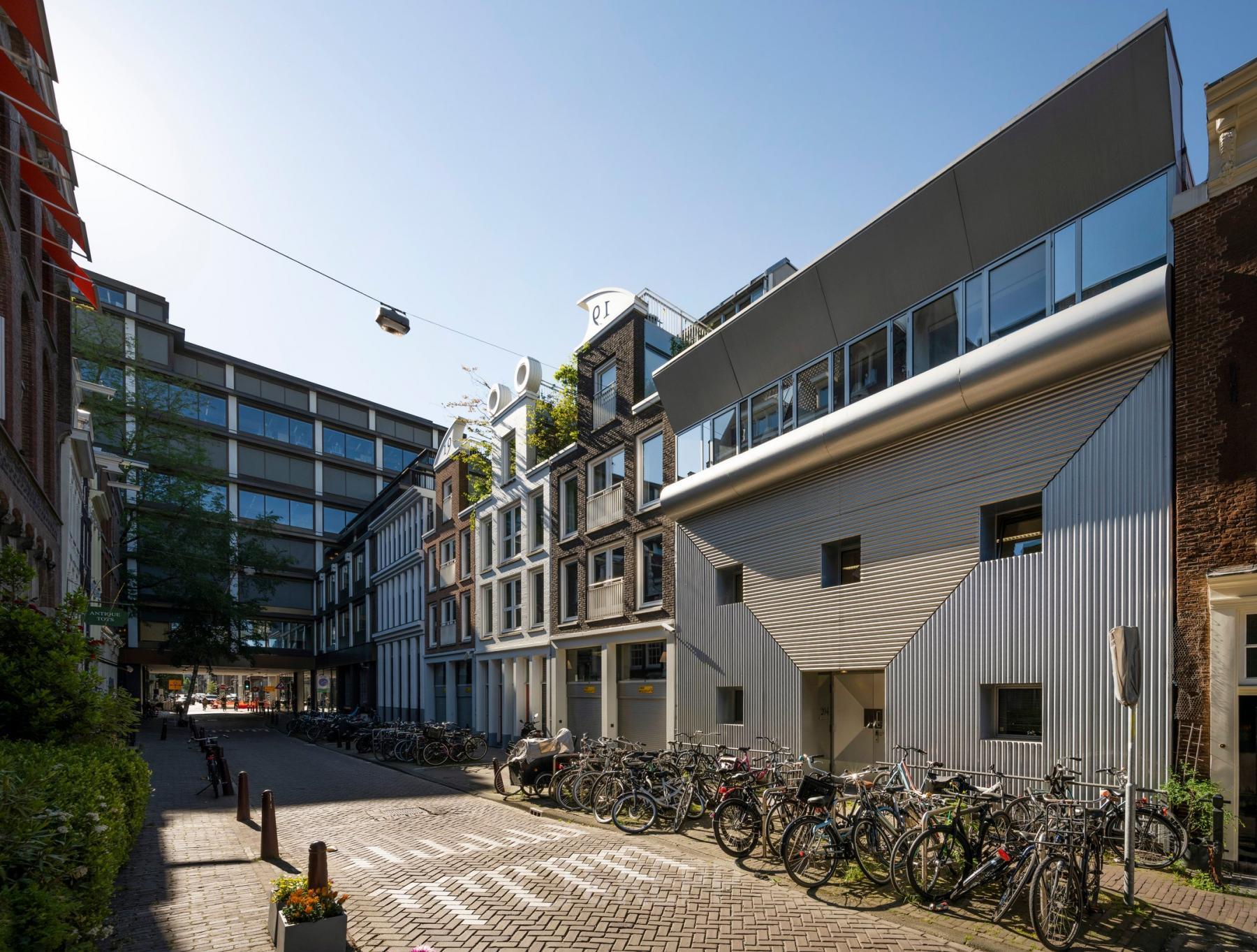 Modern kantoorpand aan de Kerkstraat 204 in Amsterdam Centrum. Geschikt voor kantoorruimte huren en voorzien van een karakteristieke gevel.
