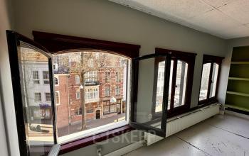 Kantoorruimte huren in Amsterdam Centrum aan de Nieuwezijds Voorburgwal 340. Ruim interieur met grote ramen voor daglicht en uitzicht op historische omgeving.
