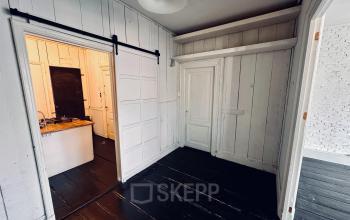 Ongemeubileerd kantoor aan de Nieuwezijds Voorburgwal 340 te Amsterdam Centrum, geschikt voor kantoorruimte huren met meerdere kamers en houten vloeren.