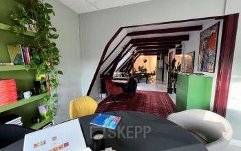 Stijlvolle kantoorruimte huren op Nieuwezijds Voorburgwal 340, Amsterdam Centrum, met kleurrijke meubels en gezellige sfeer, perfecte locatie voor creatieve werkactiviteiten.