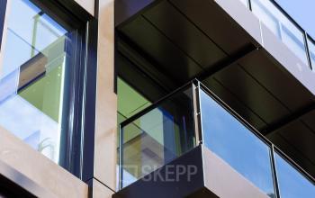 Exterieur van een modern kantoorpand aan de Pieter Cornelisz. Hooftstraat 7 in Amsterdam Centrum met glazen balkons.