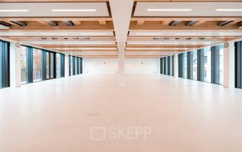 Ruime, lichte kantoorruimte huren op Pieter Cornelisz. Hooftstraat 7 7 in Amsterdam Centrum. Grote ramen bieden veel natuurlijk licht, met houten details aan het plafond. Open vloerplan zonder meubilair.