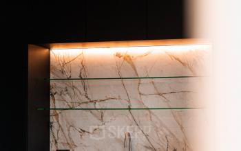 Moderne kantoorpand in Amsterdam Centrum met een stijlvolle pantry met marmeren aanrecht, ideaal voor kantoorruimte huren op Pieter Cornelisz. Hooftstraat 7 7.