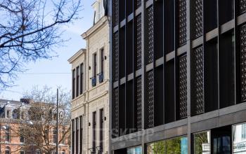 Moderne kantoorpand op Pieter Cornelisz. Hooftstraat 7 in Amsterdam Centrum, ideaal voor mensen die kantoorruimte huren overwegen. De strakke gevel weerspiegelt een eigentijdse uitstraling.