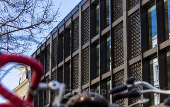 Modern kantoorpand op Pieter Cornelisz. Hooftstraat 7 in Amsterdam Centrum, ideaal voor kantoorruimte huren, met een stijlvolle gevel en grote ramen.
