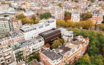 Luchtfoto van de Pieter Cornelisz. Hooftstraat 7 in Amsterdam Centrum met omliggende gebouwen en groene straten.