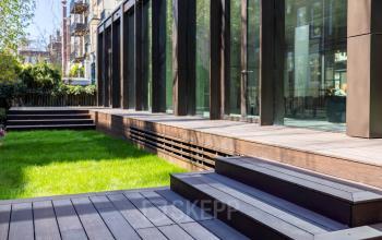 Moderne kantoorruimte met grote ramen gelegen op Pieter Cornelisz. Hooftstraat 7 in Amsterdam Centrum. Uitstekende locatie voor kantoorruimte huren, met een eigentijdse uitstraling en veel daglicht.