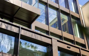 Modern kantoorpand op Pieter Cornelisz. Hooftstraat 7 in Amsterdam Centrum, met grote glazen ramen en strakke lijnen. Ideaal voor kantoorruimte huren in een levendige omgeving.