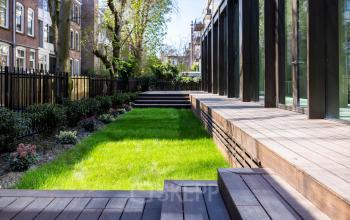 Exterieur van een kantoorpand aan de Pieter Cornelisz. Hooftstraat 7, Amsterdam Centrum met een ruim terras en omliggende tuin. Perfecte omgeving voor kantoorruimte huren.
