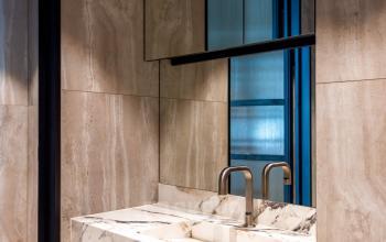 Moderne badkamer met luxe marmeren wastafel, gelegen in een kantoorpand op Pieter Cornelisz. Hooftstraat 7, in Amsterdam Centrum, ideaal voor kantoorruimte huren.