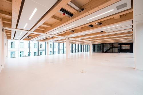 Grote, open kantoorruimte met moderne houten details en veel natuurlijk licht, ideaal voor creatieve werkplekken of kantoren te huur op Pieter Cornelisz. Hooftstraat 7 7, Amsterdam Centrum.
