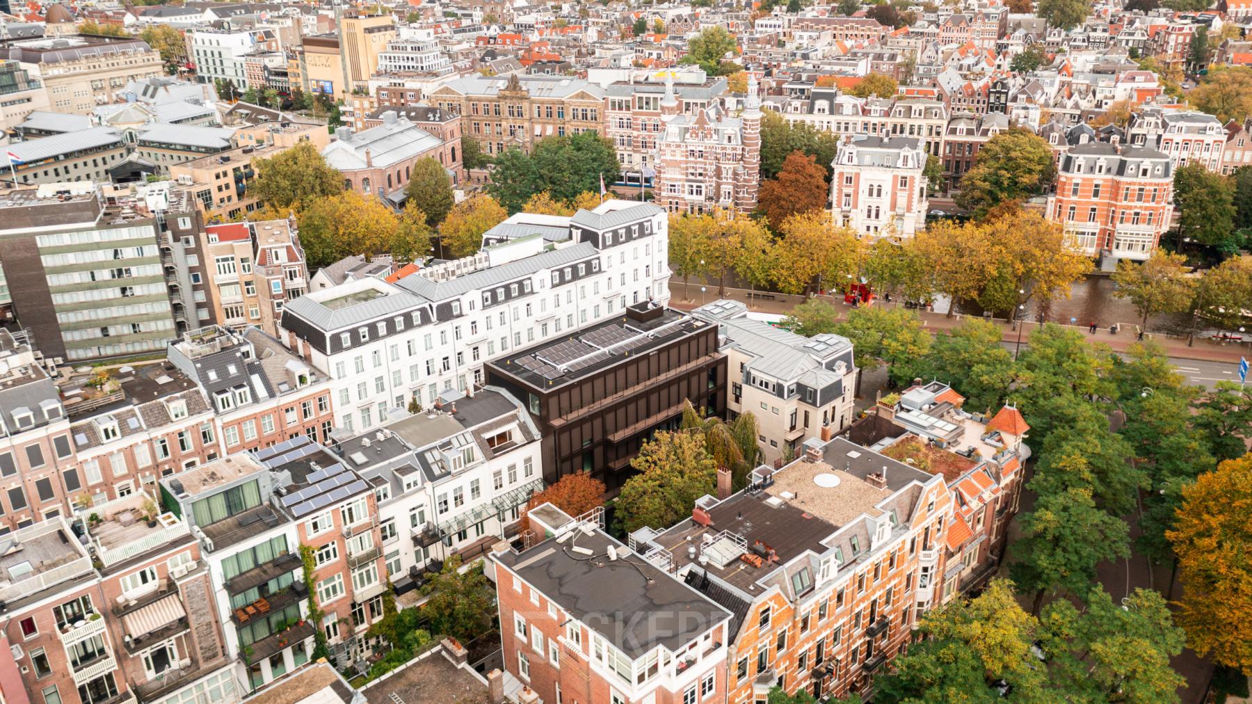 Luchtfoto van de Pieter Cornelisz. Hooftstraat 7 in Amsterdam Centrum met omliggende gebouwen en groene straten.
