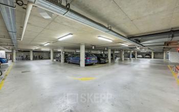 Parkeerplaats in kantoorpand op Stadhouderskade 55, Amsterdam Centrum. Ruimte is voorzien van diverse parkeerplaatsen en goede verlichting. Geschikt voor huur bij kantoorruimte huren.