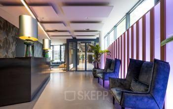 Moderne kantoorruimte aan de Stadhouderskade 55 in Amsterdam Centrum met stijlvolle meubels en veel natuurlijk licht, ideaal om te huren als kantoorpand.