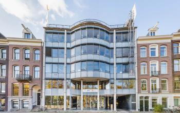 Modern kantoorpand aan de Stadhouderskade 55 in Amsterdam Centrum, ideaal voor kantoorruimte huren. Het gebouw heeft een eigentijdse gevel met glas en metaal, perfect voor ondernemers die een centrale locatie zoeken.