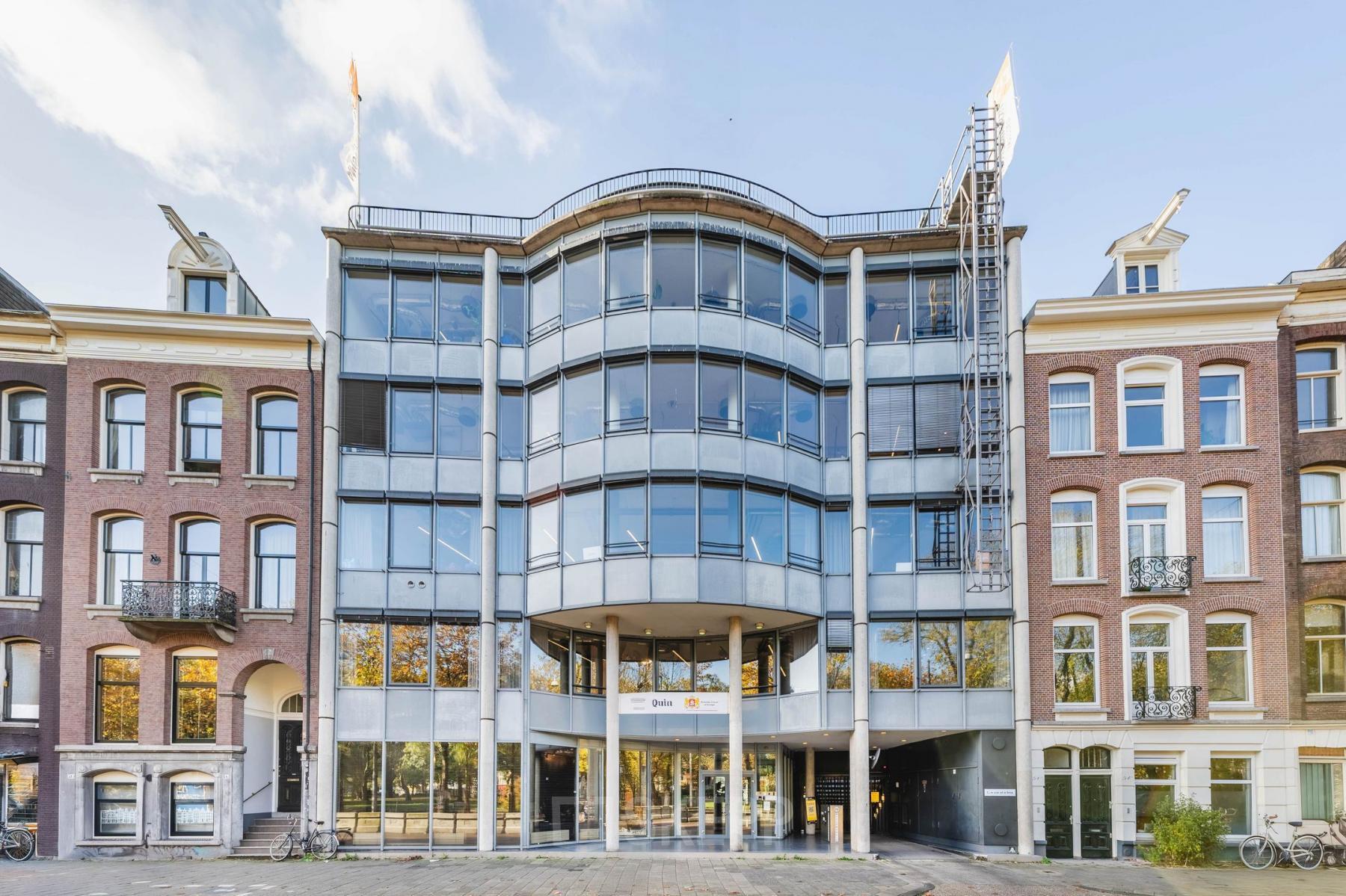 Modern kantoorpand aan de Stadhouderskade 55 in Amsterdam Centrum, ideaal voor kantoorruimte huren. Het gebouw heeft een eigentijdse gevel met glas en metaal, perfect voor ondernemers die een centrale locatie zoeken.