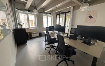 Kantoorruimte huren op Kloveniersburgwal 131K in Amsterdam Centrum met moderne werkplekken en veel daglicht.