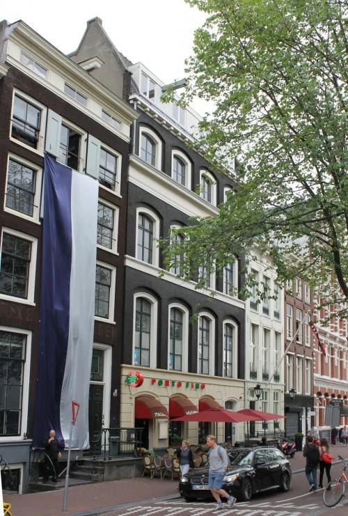 Kantoorpand aan de Kloveniersburgwal 131K, Amsterdam Centrum, met klassieke gevels en omliggende boomrijke straat. Ideaal voor kantoorruimte huren.