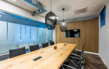 Huur deze moderne kantoorruimte op Rapenburgerstraat 173 in Amsterdam Centrum. Voorzien van een lange houten vergadertafel, leren stoelen en stijlvolle hanglampen. Ideaal om kantoren professioneel in te richten.