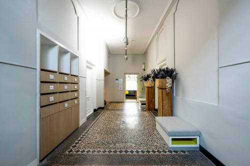 Ingang van een kantoorpand aan de Rapenburgerstraat 173 in Amsterdam Centrum, met strakke muren en een stijlvolle vloer. Ideaal voor bedrijven die kantoorruimte willen huren.