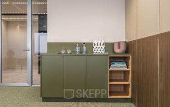 Moderne kantoorruimte in kantoorpand Piet Heinkade 55, Amsterdam Centrum, met strak vormgegeven opbergmeubel, ideaal voor wie kantoorruimte wil huren in een stijlvolle omgeving.