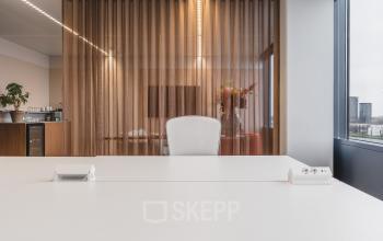 Stijlvolle, lichte kantoorkamer bij Piet Heinkade 55 in Amsterdam Centrum, perfect voor kantoorruimte huren met uitzicht over de stad. Elegant ingericht voor zakelijke huurders.