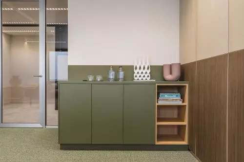 Moderne kantoorruimte in kantoorpand Piet Heinkade 55, Amsterdam Centrum, met strak vormgegeven opbergmeubel, ideaal voor wie kantoorruimte wil huren in een stijlvolle omgeving.