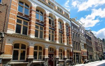Prachtig historisch kantoorpand aan Warmoesstraat 149 - 151, Amsterdam Centrum. Ideaal voor kantoorruimte huren. Kenmerkend rood baksteen met grote ramen, perfecte locatie in het hart van de stad.
