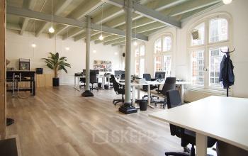 Moderne kantoorruimte gelegen in Amsterdam Centrum aan de Warmoesstraat 149 - 151 met ruime werkplekken en een stijlvolle inrichting.