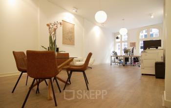 Kantoorruimte met moderne inrichting en natuurlijke lichtinval, gelegen aan Warmoesstraat 149 - 151 in Amsterdam Centrum.